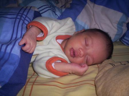 Doucement...je dors (hihi dans le lit de papa et maman)