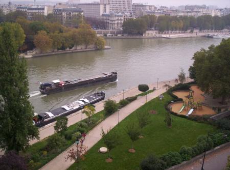 Une péniche sur la seine