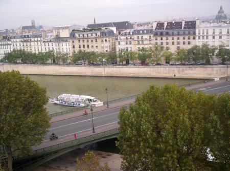 Un bateau mouche. 