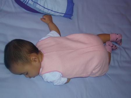 Ben dis donc vilaine !! c'est quoi cette facon de dormir sur le ventre.