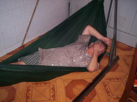Grand père qui fait sa sieste sur le hamac.