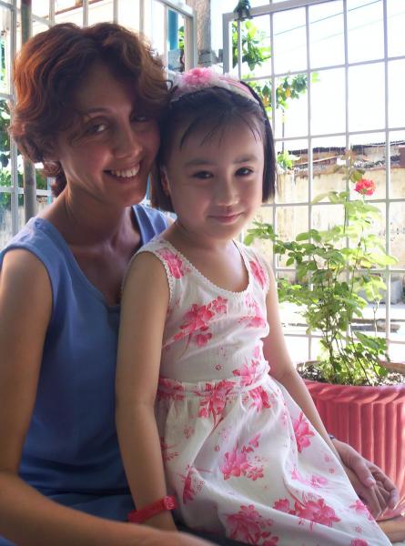 Maman, cousine ngoc anne et moi devant la maison de grande mère !