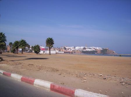 Vue de la plage sur la ville de Salé
