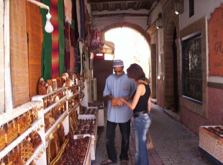 Allez maman, ne te laisses pas faire par le vendeur de thuya d'Esssaouira.