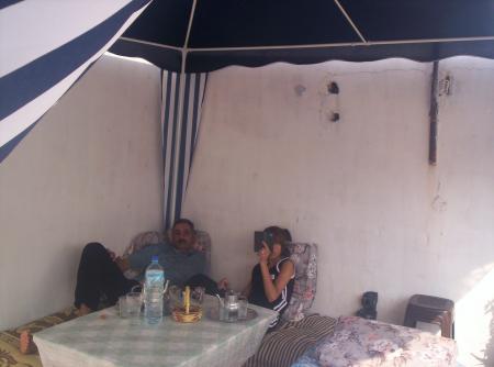 Grand père Ali et maman sous la tente sur la terrase de la maison.