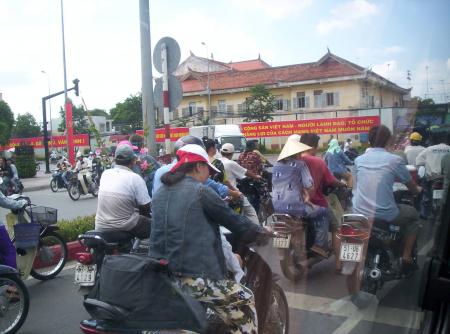 Nous y voilà! A Saigon : des motos partout qui remplacent les vélos...vive le progres.