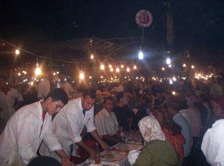 Jemaa El Fna la nuit...Coquillage, crustacés, poissons frits, brochettes..Miam