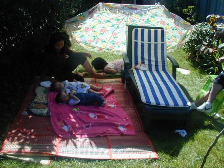 Quel bel après midi chez tata hien! Tiens cousine Ngoc anne observe les coccinelles. Merci tata et tonton fred.