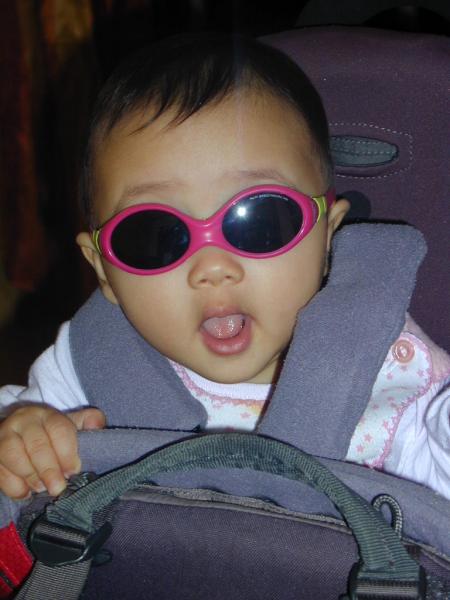 Hihi, MERCI TONTON FREDERIC ET TATA HIEN pour les lunettes. Elles me vont bien??