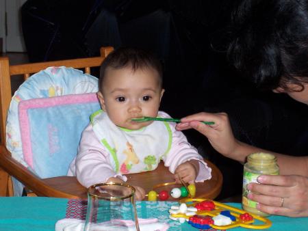 Merci cousine. Mon premier petit pot dejeuner dans la chaise haute. Bravo ma fille...