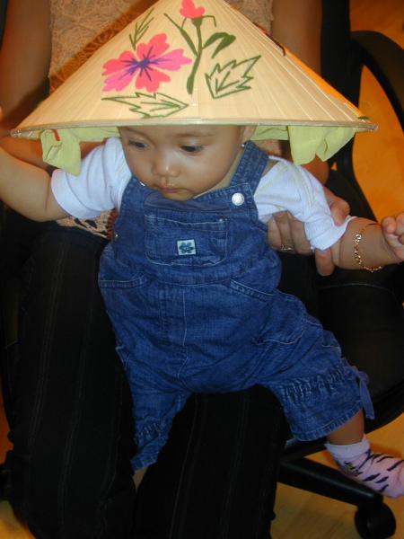 Et puis avec ce joli chapeau conique, tu ne risques pas de me rater à l'aéroport.  Merci beaucoup grande mère Bi ...*bisous*