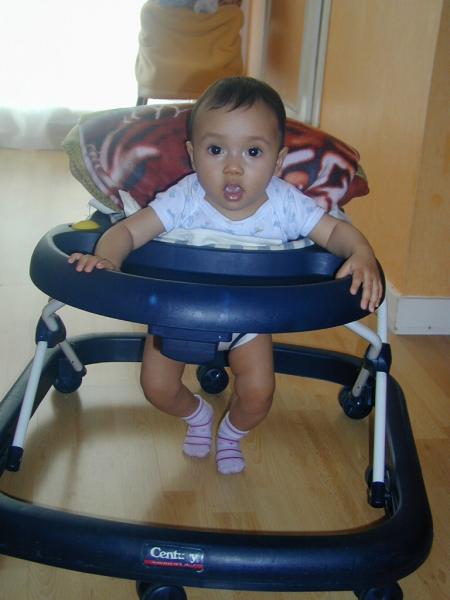 Coucou bébé..Viens vers papa.