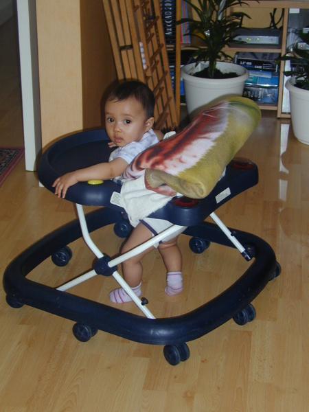Coucou Sofia, viens voir maman! Mais maman, c'est mon premier cours de couduite !!