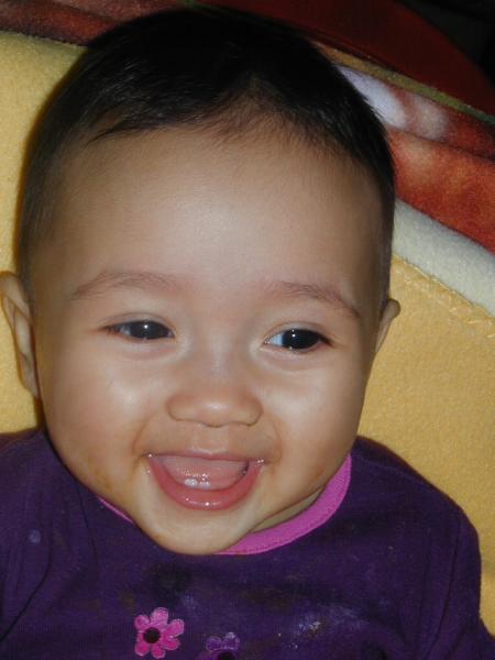 *contente de mes deux dents* hihi...Vais te mordre maman. WANTED !!!