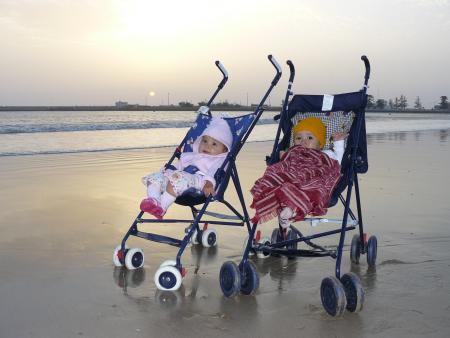 Sur la plage d'Essaouira avec cousine. Coucher du soleil : on est bien nous :)
