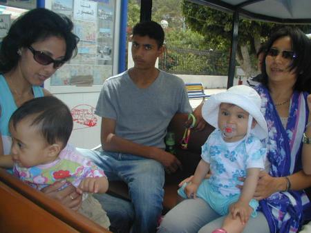 Dans le petit train d'agadir avec tata hien, cousine Alicia-Lan et tonton Omar qui fait la tete parce qu'on lui a dit que c'était que pour les petits.