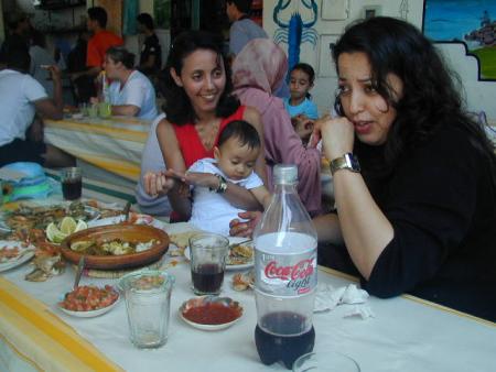 humm...un tajine de poisson, des crevettes avec tata Khadija au port d'Agadir.