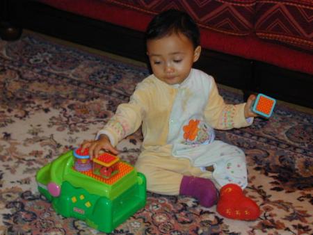 des petits cubes et un crocodile musical...