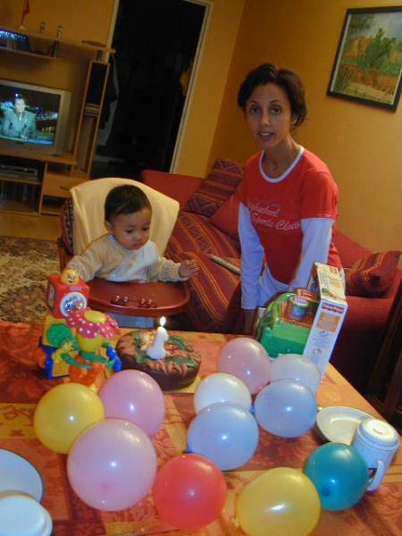 On a feté mon anniversaire, y a des ballons partout, un grand gateau au chocolat et des cadeaux..*gatée*